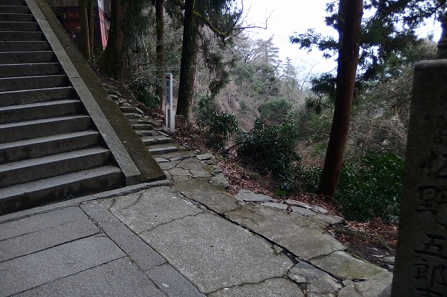 金刀比羅宮-奥社　奥社の最後の階段　この階段の右側に入ると大麻山の登山道