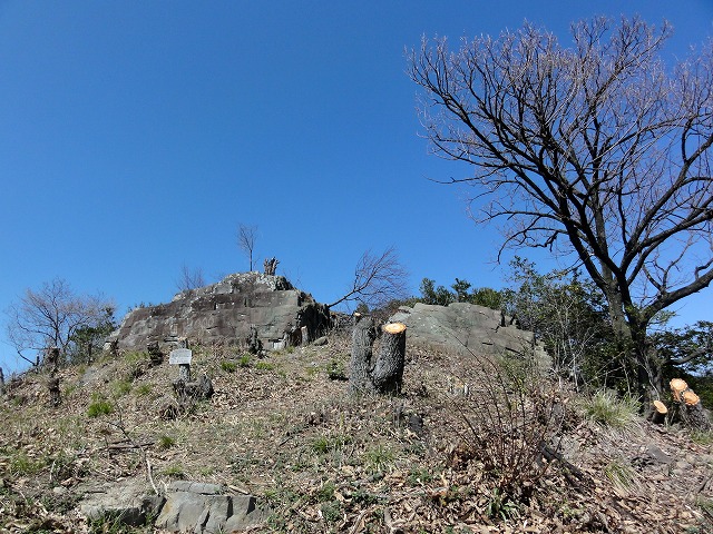 貴峰山　三角点は、前方の岩の上