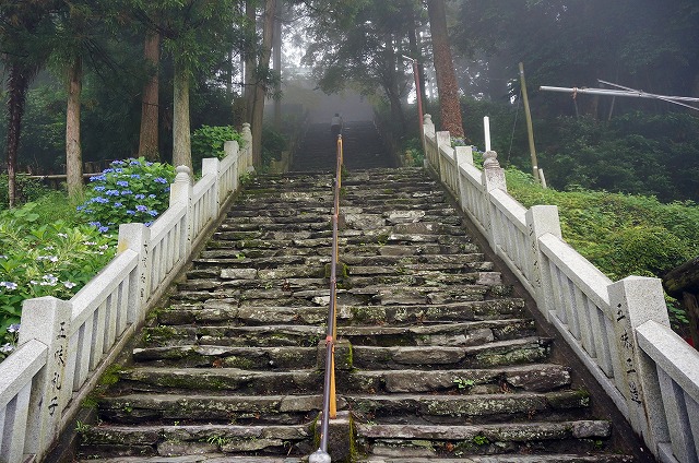 65　三角寺　青石を使った風情のある階段　このまま保存してほしいものです
