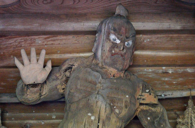10　西山興隆寺　鎌倉時代の仁王像　首の付け根に穴が開くほど古い