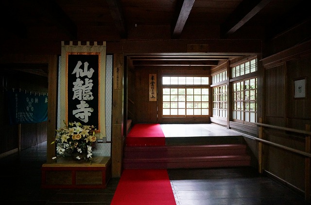 13　仙龍寺　本堂への赤絨毯
