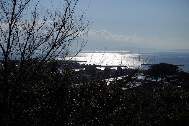 琴弾山　イリコで有名な伊吹島が見えます