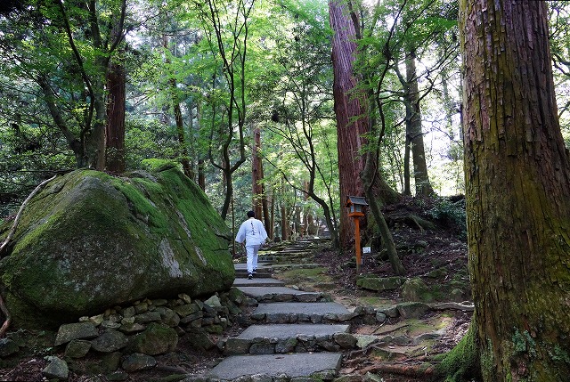 10　西山興隆寺　参道　一度お参りに歩いてみては？　古来からの日本独自の寺の風景を見ることが出来ます