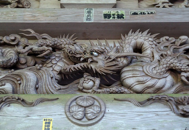 10　西山興隆寺　凄い彫刻です。鋭い彫り師だと分ります