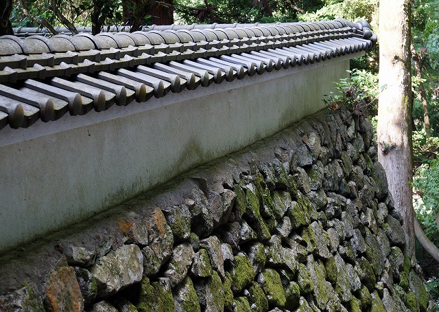 10　西山興隆寺　見事な石積、塀瓦もいいです