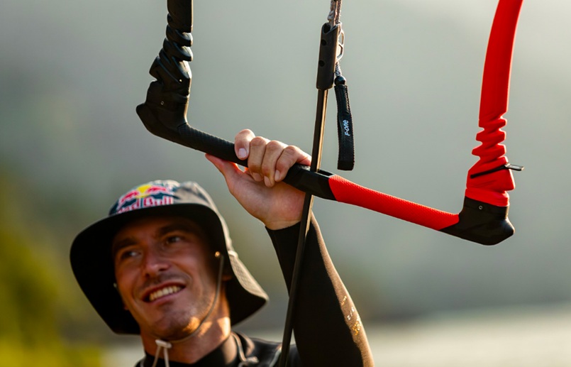 Atom Kitebar von F-One bei WindSucht