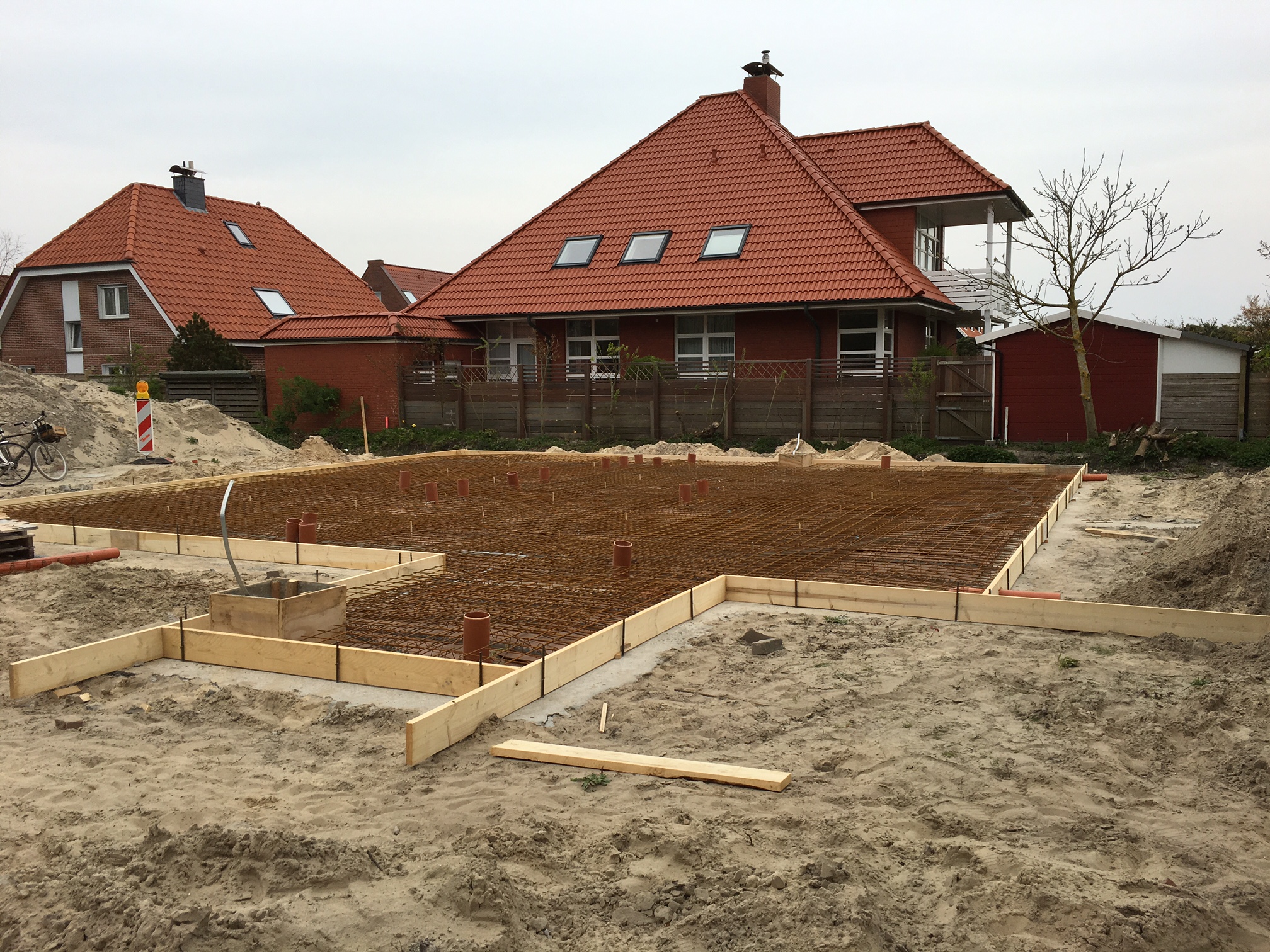 02.05.2016 Morgen wird die Bodenplatte gegossen. 