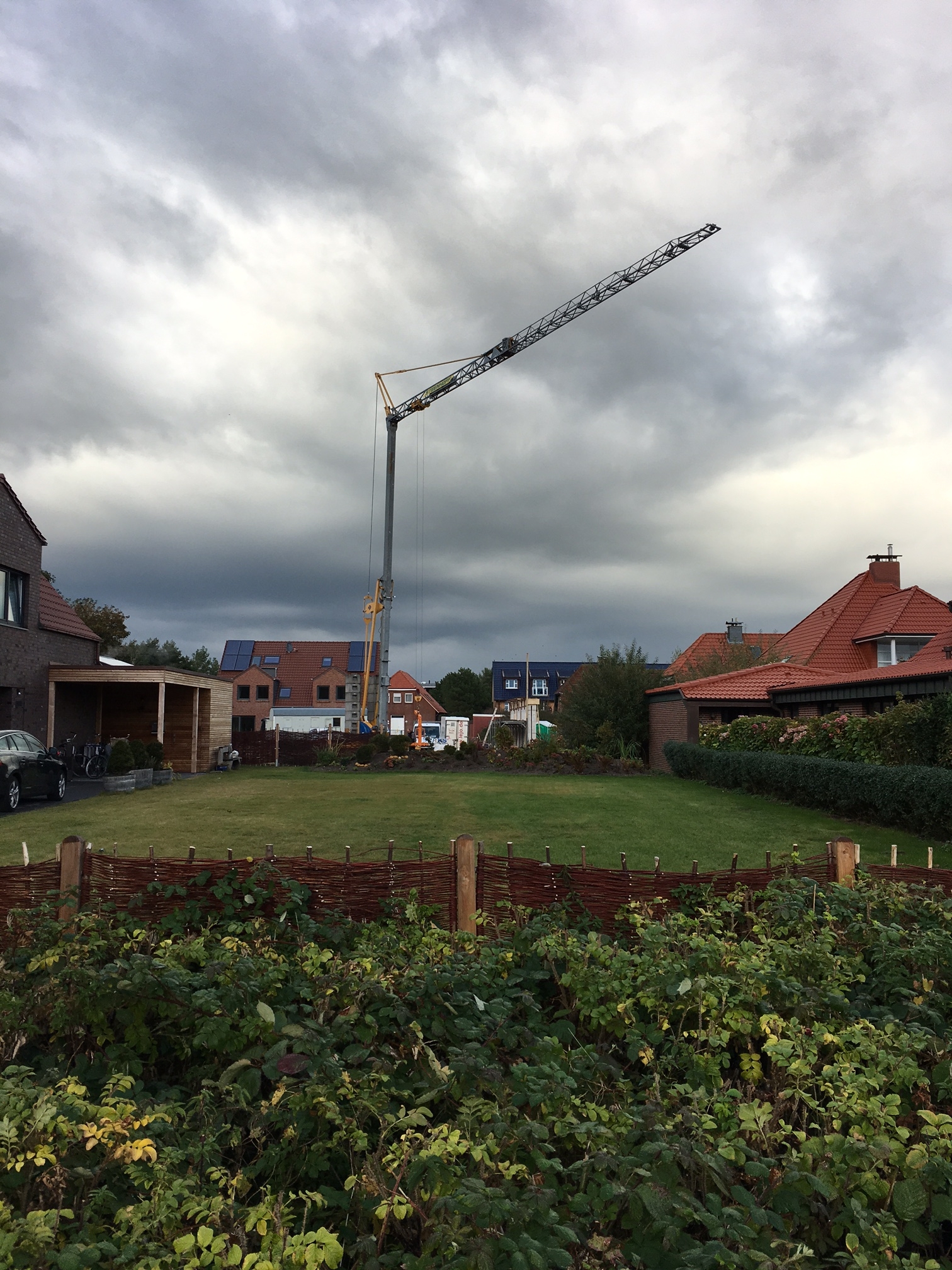 10.10. der Baukran steht. Morgen kommen die Wandelemente die hoffentlich am Mittwoch aufgestellt werden