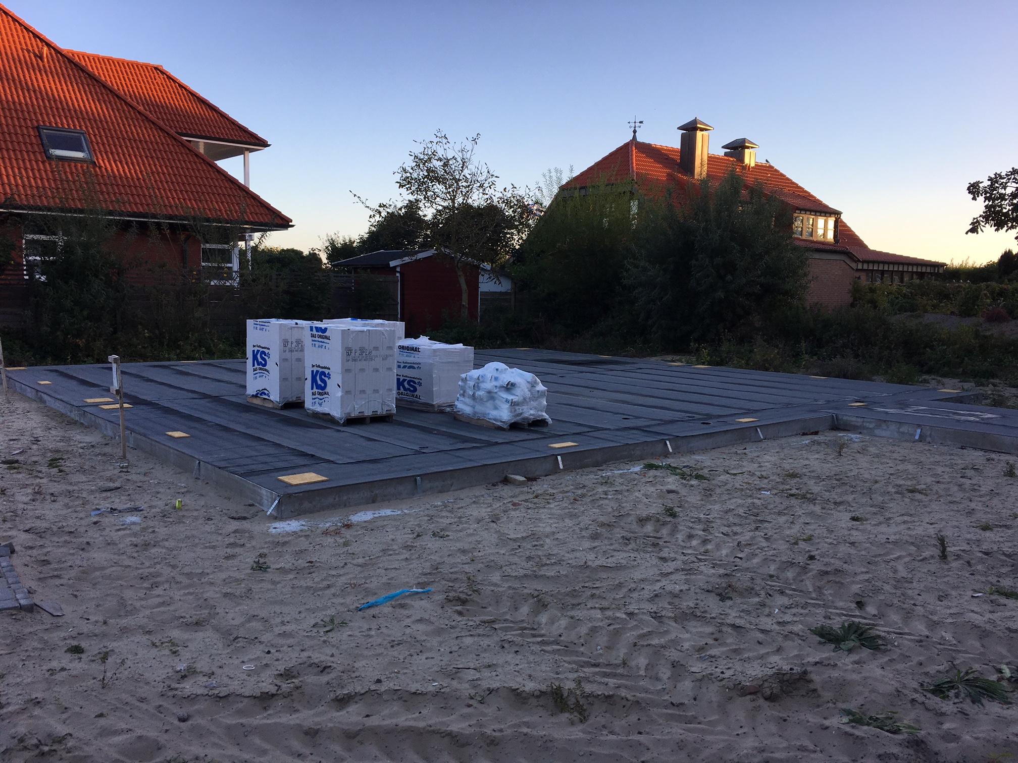 Heute (04.10.) wurde das erste Baumaterial für die Feuerschutzwand geliefert. Es geht also weiter :-)