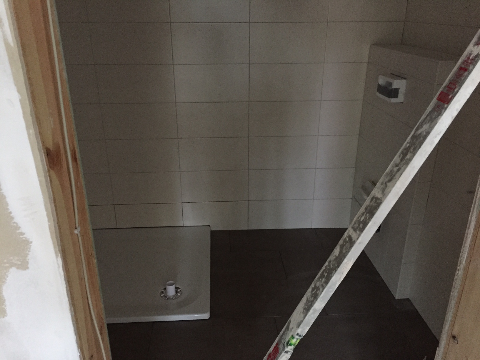 26.01. Der Fliesenleger ist mit dem Bad fertig  und die Duschwanne ist auch schon drin :-)