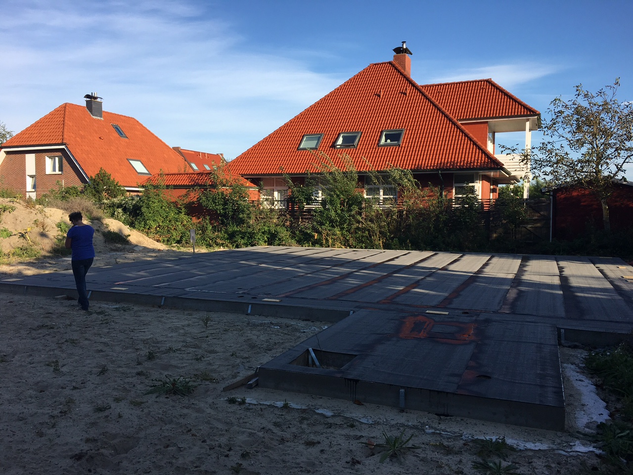 27.09.2016 Die Bodenplatte wurde mit Dachpappe beklebt