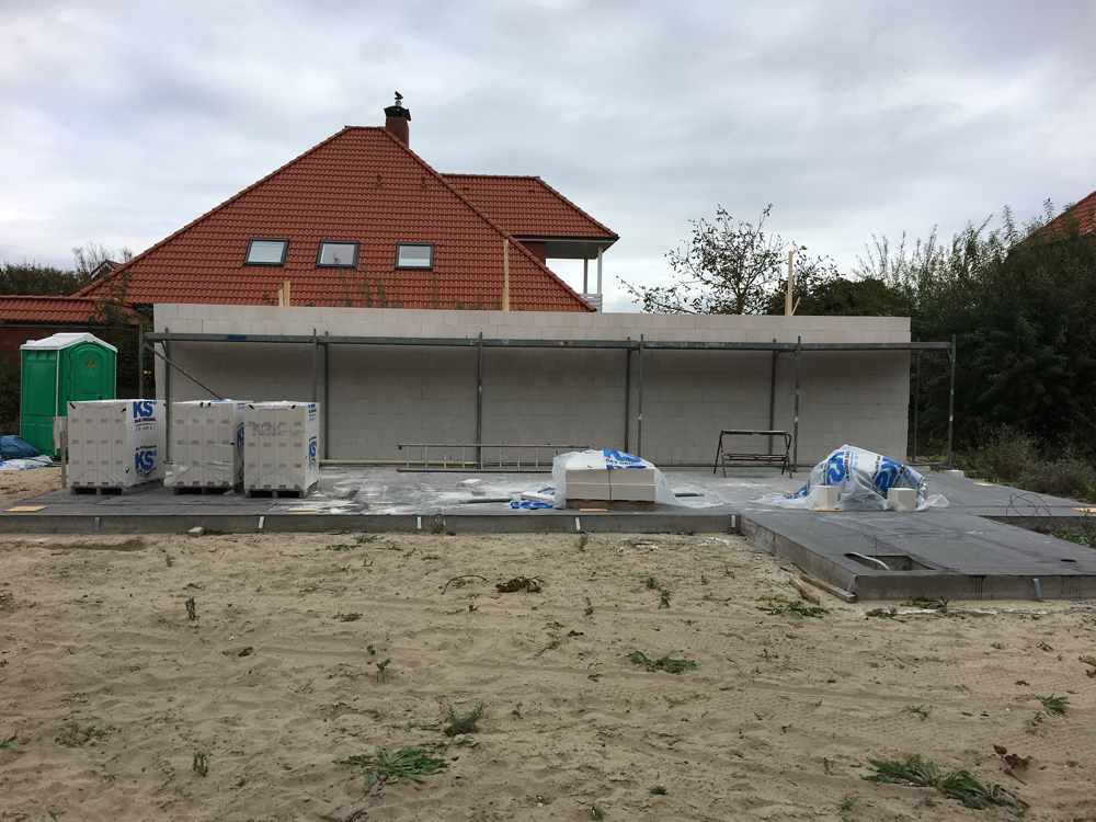 07.10. die Feuerschutzwand ist fast fertig. Am Montag kommen die Wände :-)