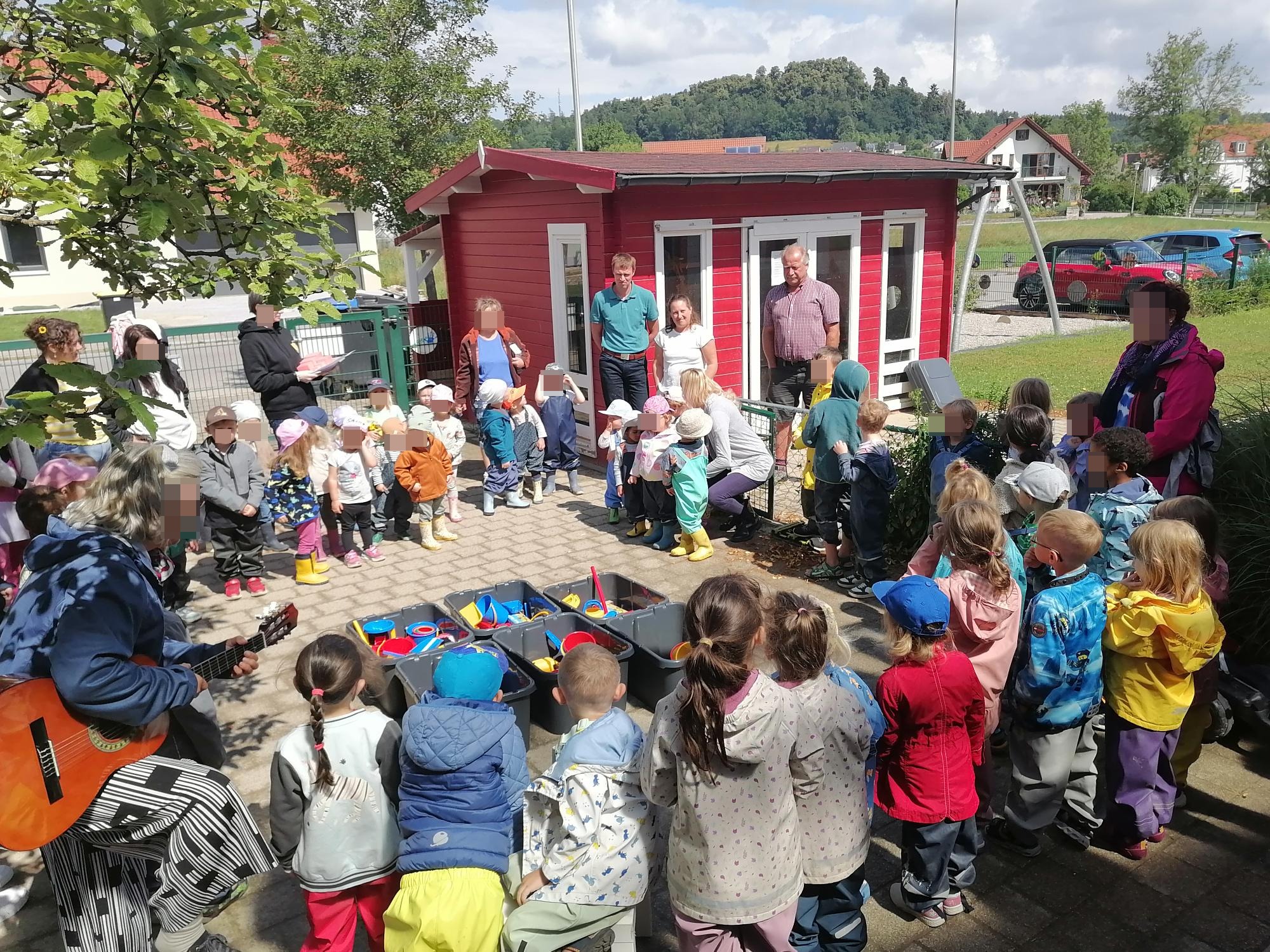 Große Freude über neue Spielsachen im Montessori Haus für Kinder