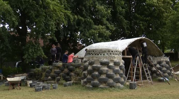 Ein Haus aus Müll? Wie Schüler in Dinkelscherben die Zukunft bauen