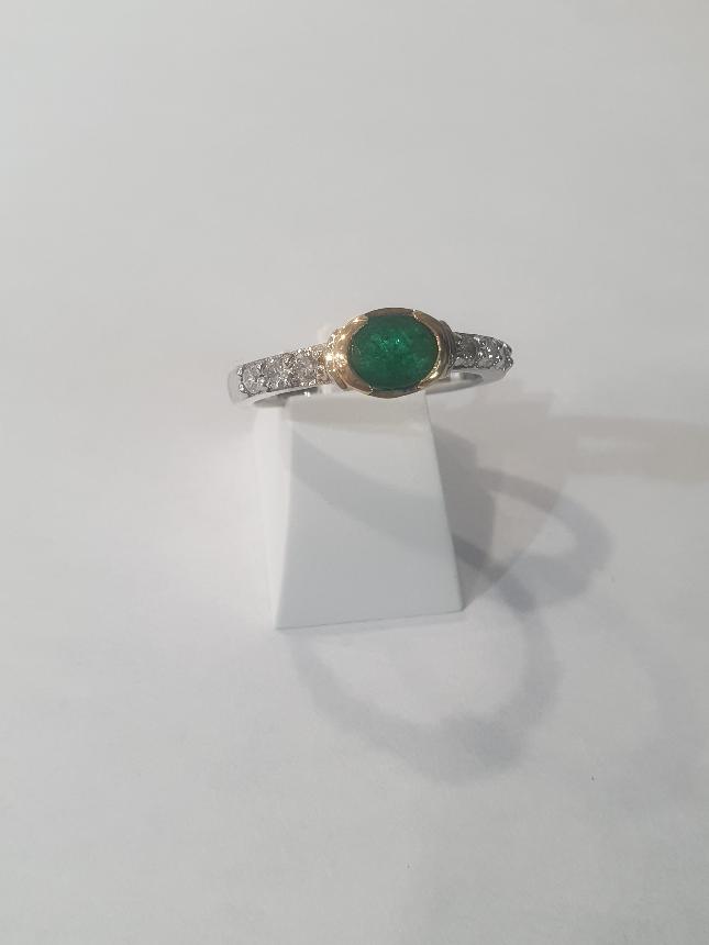 Bague bicolore avec Emeraude ovale et diamants