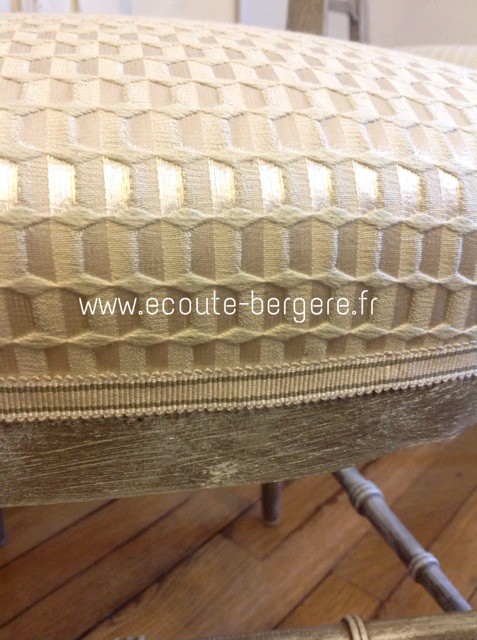Autre version du tissu Bric Lelièvre, faux-uni alternant mat et brillant sur une trame structurée géométrique, assorti  à un galon ruban à bandes bicolores dans les tons écru et beige - Chaise Napoleon III - Ecoute Bergère