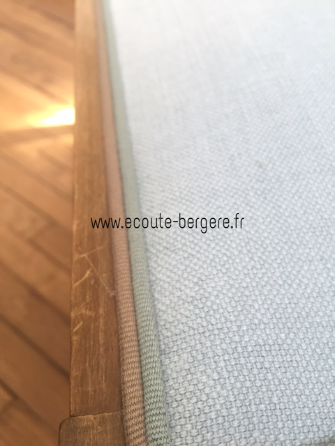 Double passepoil bicolore bleu ciel et beige en finition sur cette chaise de style Art Déco restaurée avec douceur par Ecoute Bergère