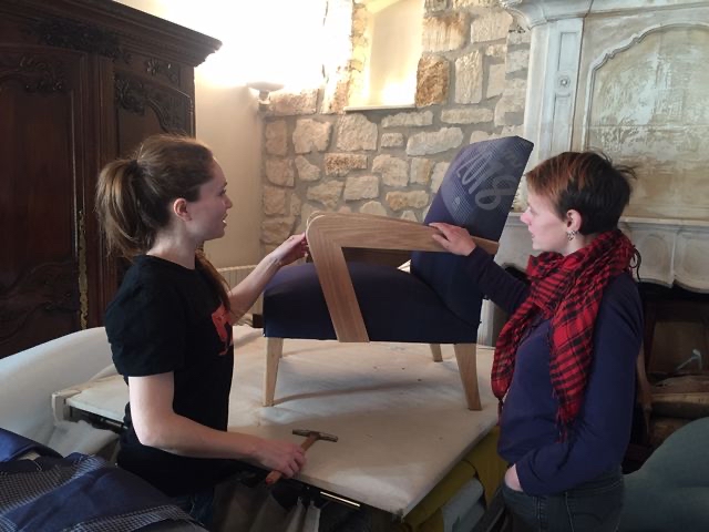 Juliette, le tapissier et Esther, l'ébéniste du fauteuil 1083 jeans, conçu et fabriqué localement, un produit écoresponsable fait en France