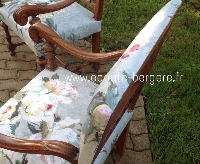 vue en plongée d'un couple de fauteuils Louis XIII, tissu à grosses fleurs DG, finition parementée invisible sur le haut du dossier