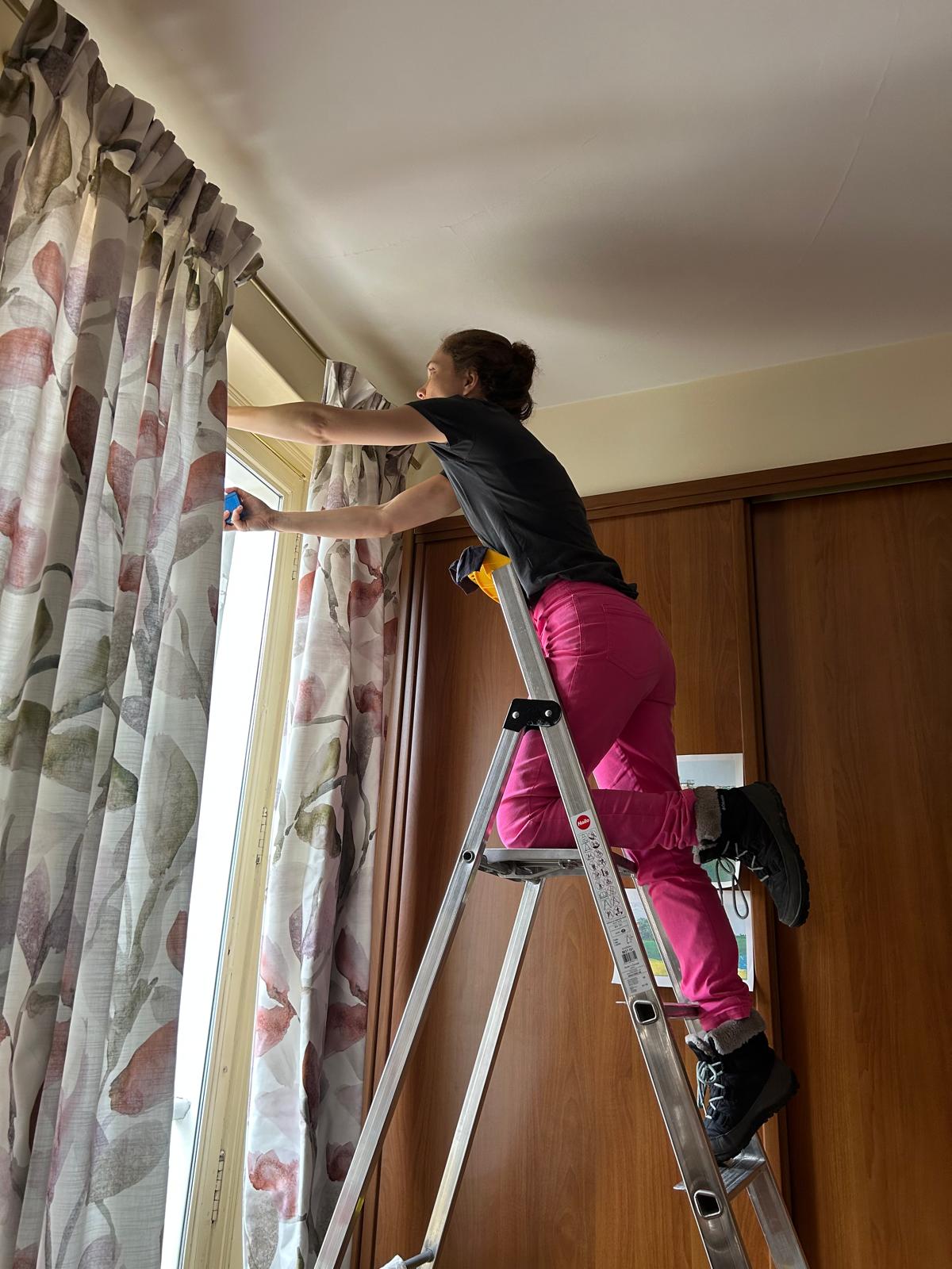 Un ultime ajustement des panneaux rideaux - Ecoute Bergère