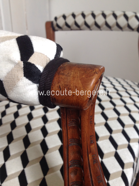 Détail de finition : double corde Houlès et tissu noir et blanc sur un tabouret de style Louis XV restauré par Ecoute Bergère