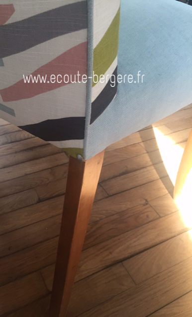 Passepoil contrasté fabriqué dans le même tissu que l'assise unie, posé sur l'arête du dossier extérieur de ce fauteuil bridge remis à neuf par Ecoute Bergère