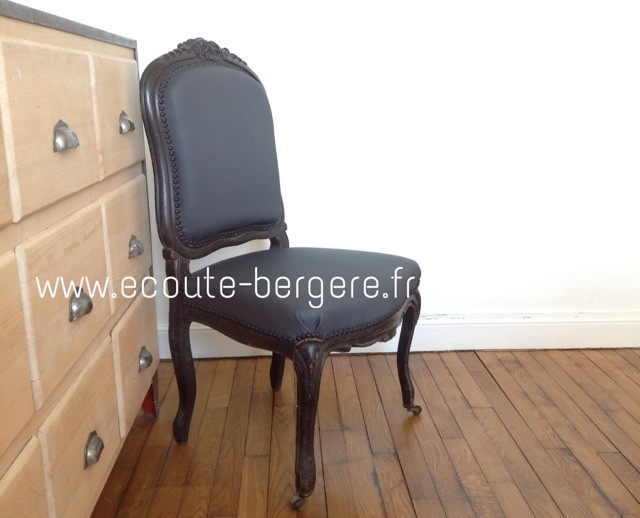 chaise dossier à la Reine couvert de simili Tassin noir mat imitation textile, finition clous noirs mats Houlès - rénové par Ecoute-Bergère