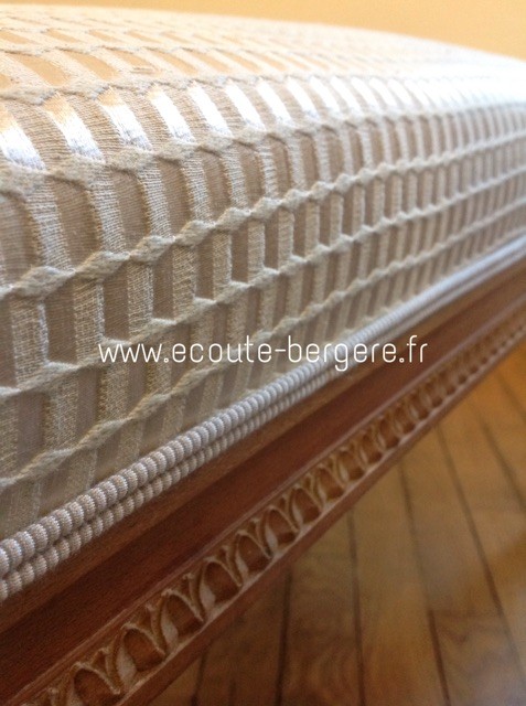 Gros plan passementerie type double-corde écrue, tissu faux uni texturé géométrique mat et brillant, sur banc style Louis XVI signé Jacob, restauré par Ecoute Bergere