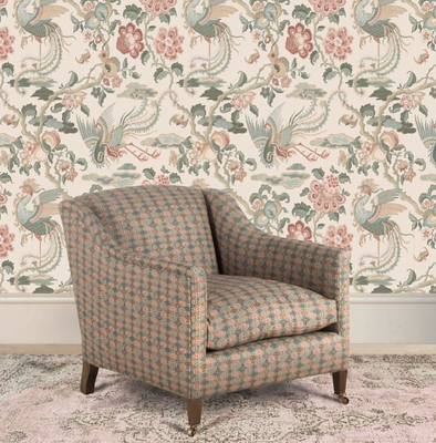 Fauteuil, papiers peints, tentures, style très anglais