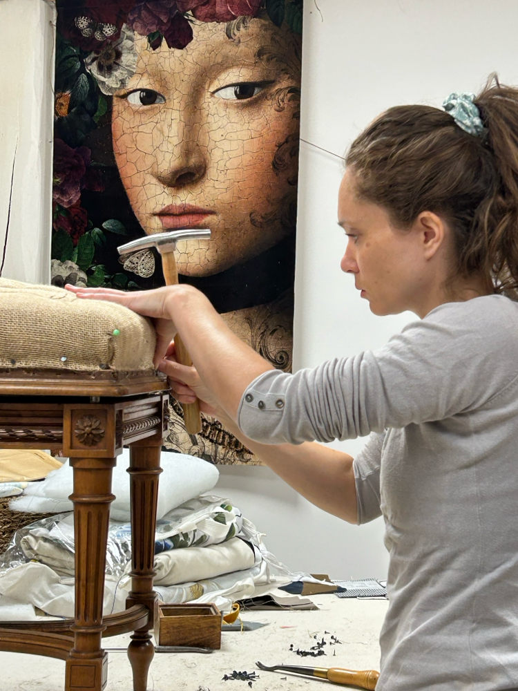 Illustration restauration d’un tabouret de piano à l’atelier Ecoute Bergère.