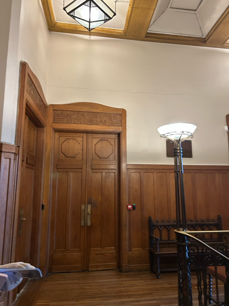 Intérieur de l'hôtel de ville saint-Quentin - détails porte et boiseries à l'étage