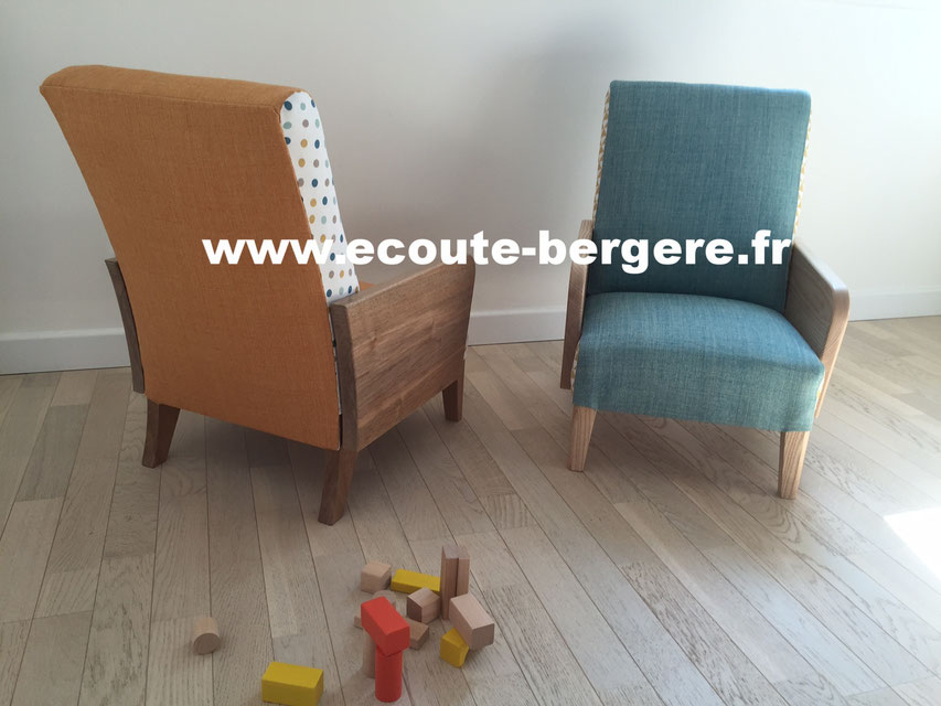 Deux sièges pour enfant inspiration scandinave, un bleu et un orangé, avec tissu fantaisie à bulles - création exclusive Ecoute Bergère