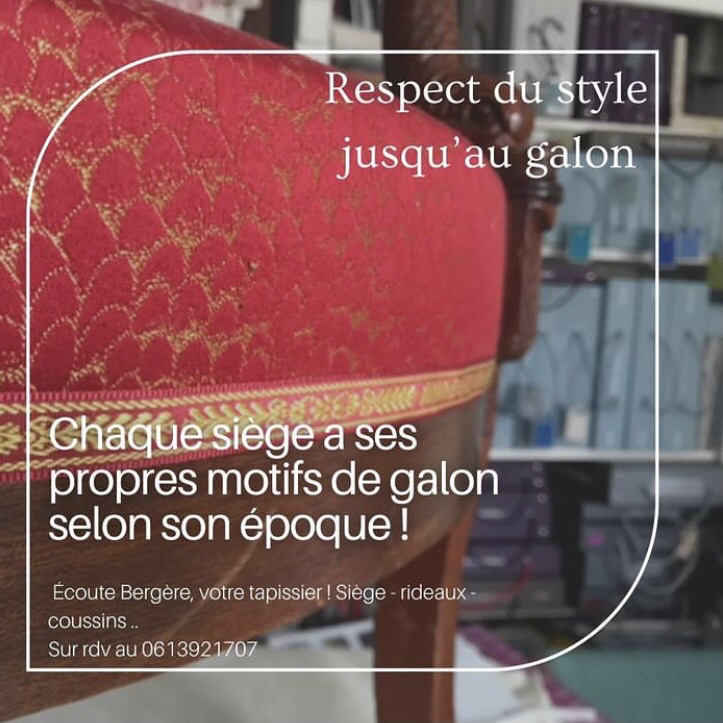 Fauteuil empire restauré, tissu motif plumes stylisées, galon laurier 