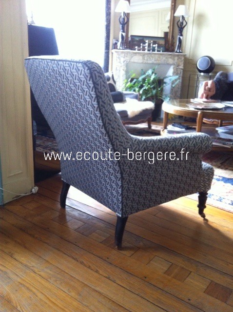 Fauteuil anglais tissu à motifs géométriques Lelièvre, dont l'arête du dossier extérieur est ornée d'un passepoil anthracite assorti, fait à partir d'un tissu Casamance