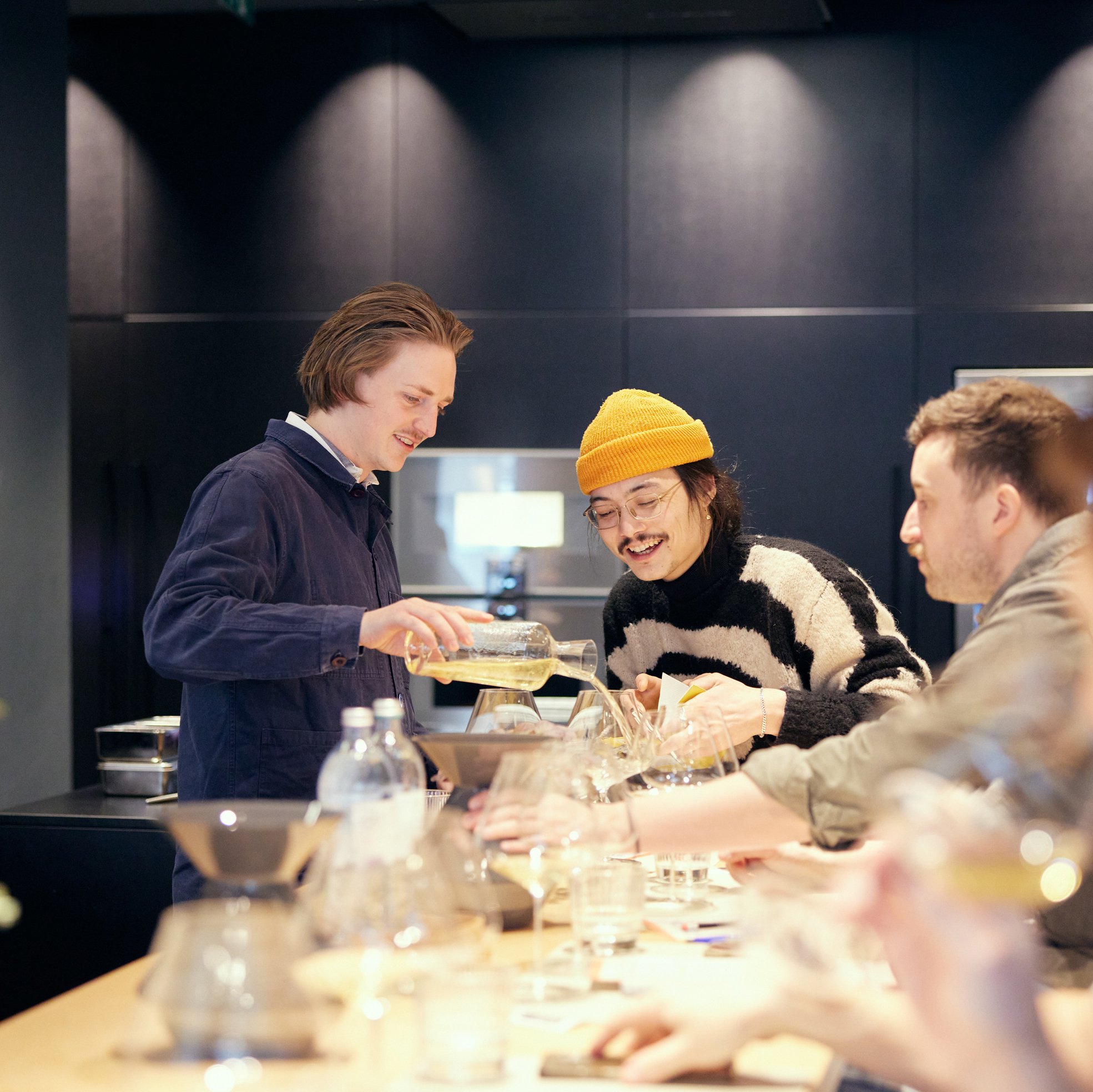 v. l. Maximilian Zankl (Zankl’s Weine) mit Lucky Chong (Cafe Kandl) und Dominic Hofer (Mochi) in der Kobo Werkstatt in Wien. ©Yannik Steer