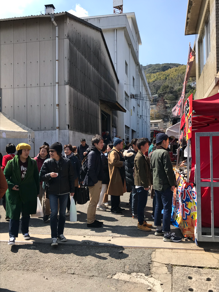 賑わう溝上酒造