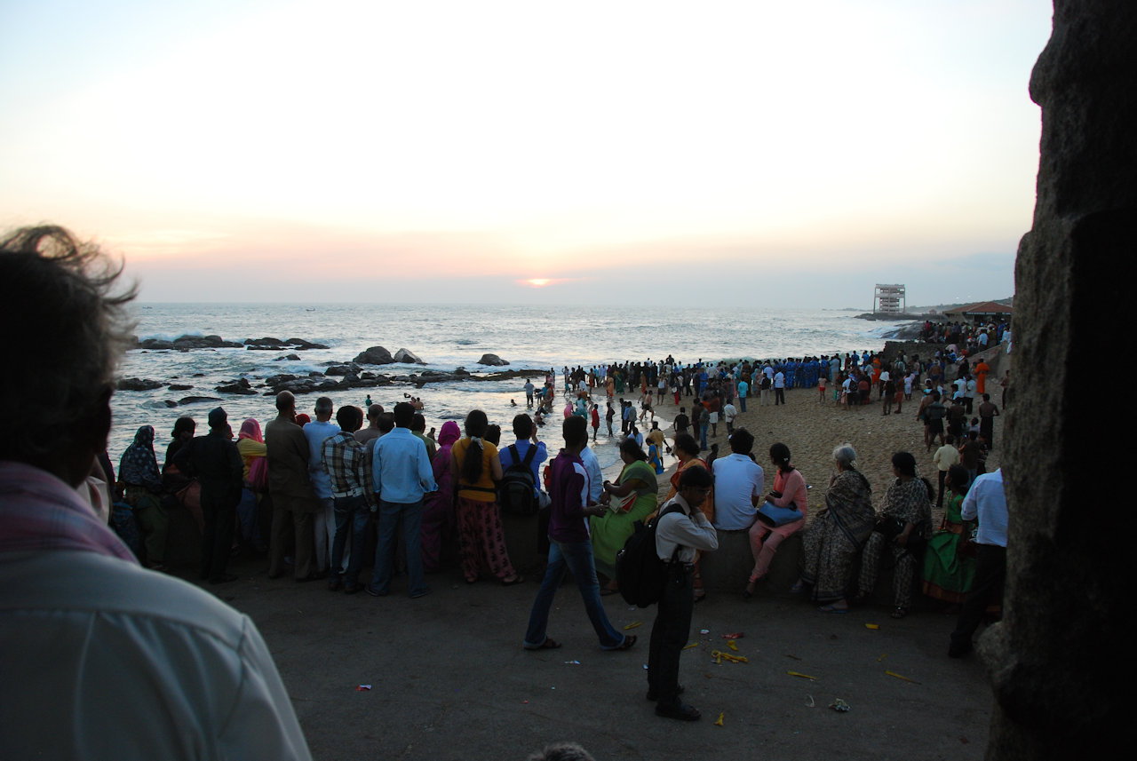 Kanyakumari 09.01.2012: Crowd watching the sunset.