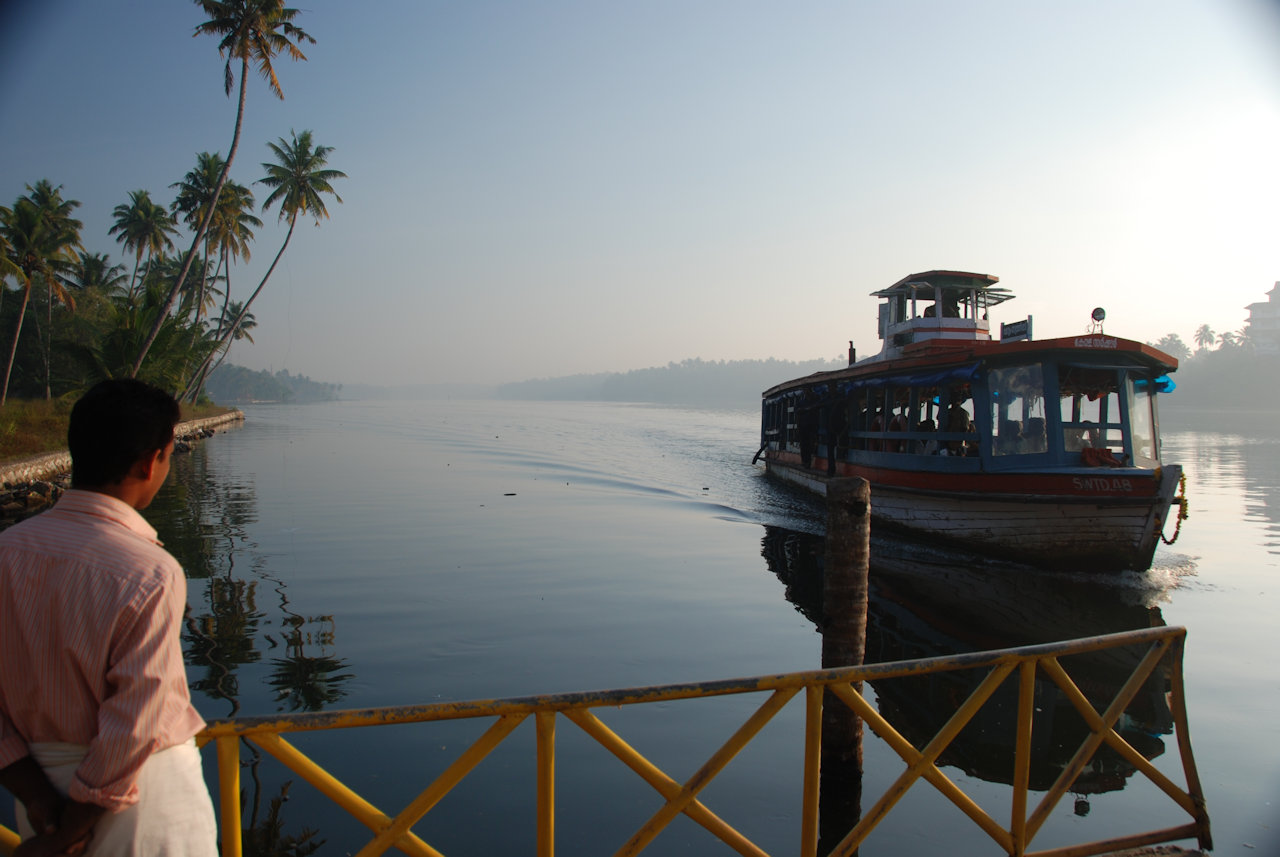 Kollam Ashtamudi Lake 05.01.2012: Waiting for the ferry.