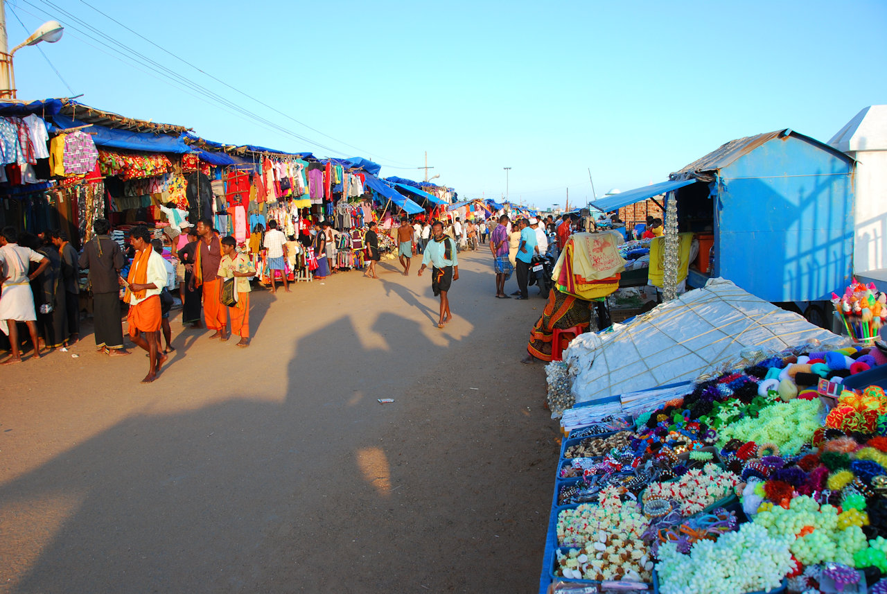 Kanyakumari 09.01.2012: Market on Beach Road.