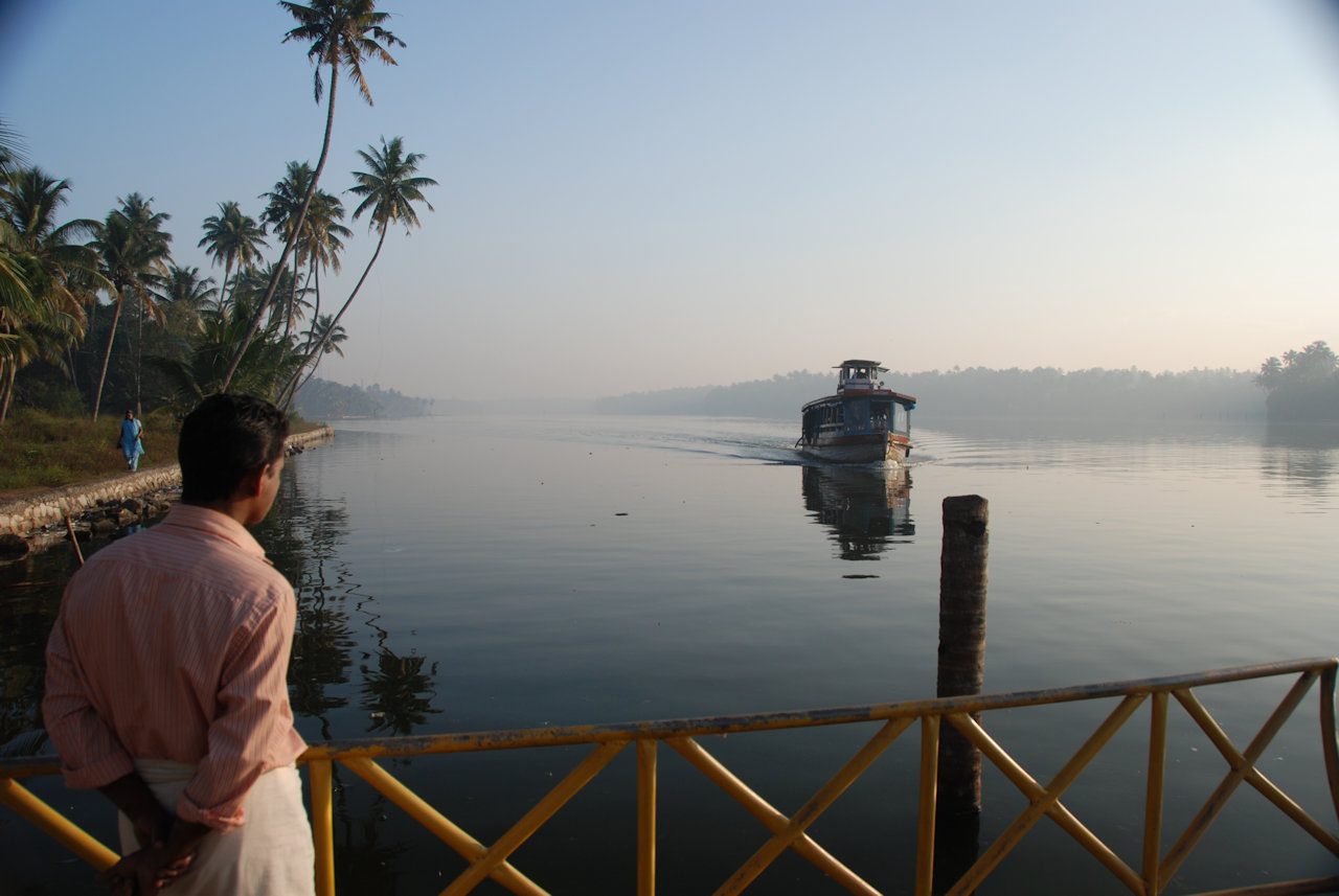 Kollam Ashtamudi Lake 05.01.2012: Waiting for the ferry.
