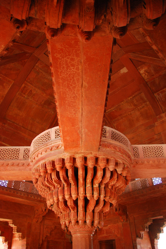 Fatehpur Sikri 28.11.2014: Inside Diwan-i-Khas (Hall of Private Audience).
