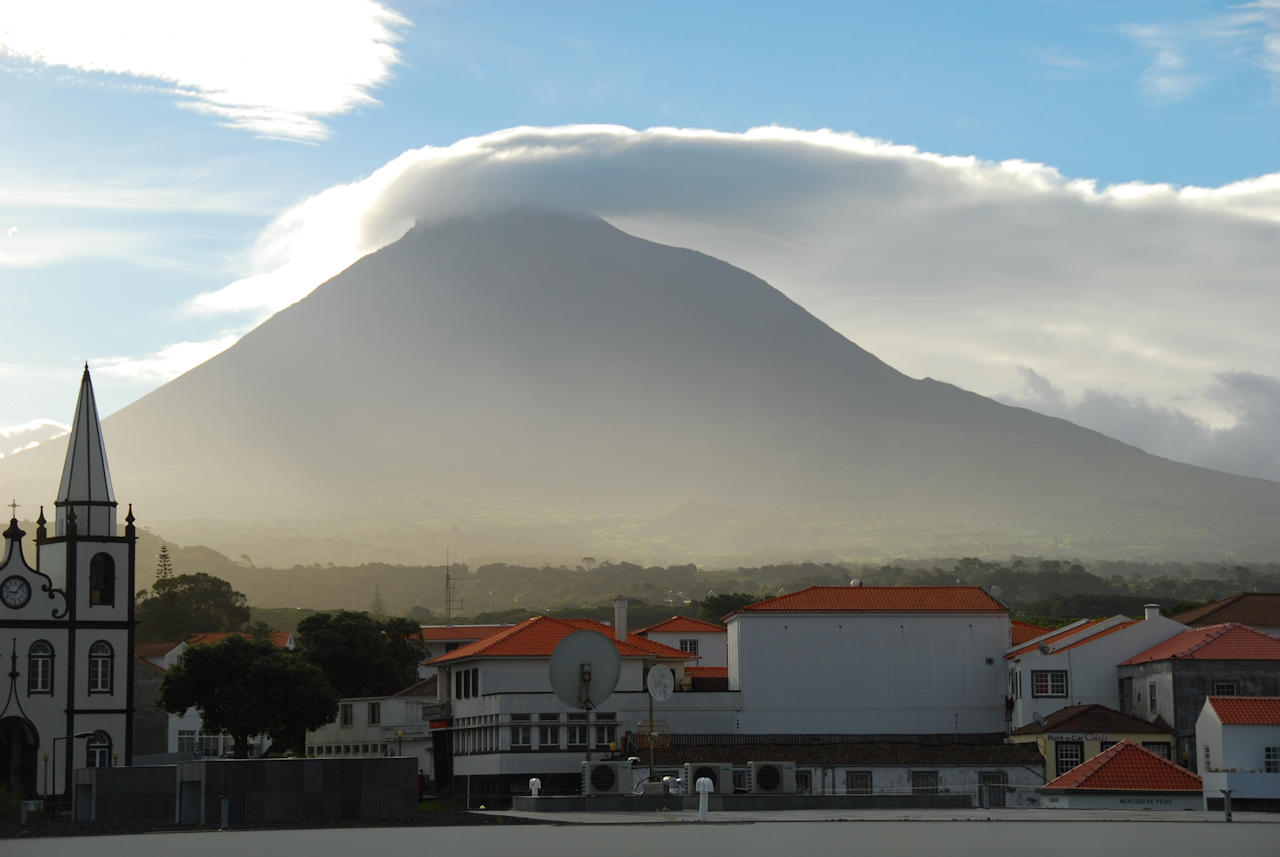 Azores 13.10.2015 - Pico: Early morning view of Pico mountain from Madaleina.