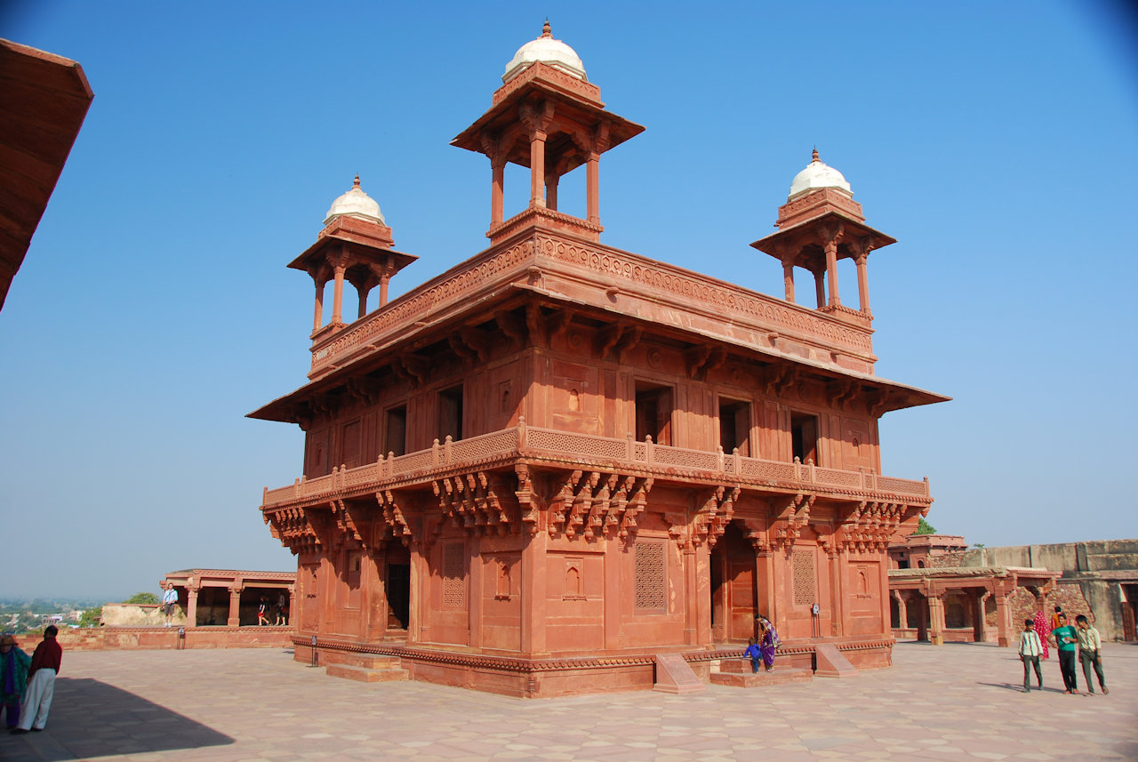 Fatehpur Sikri 28.11.2014: Diwan-i-Khas (Hall of Private Audience).