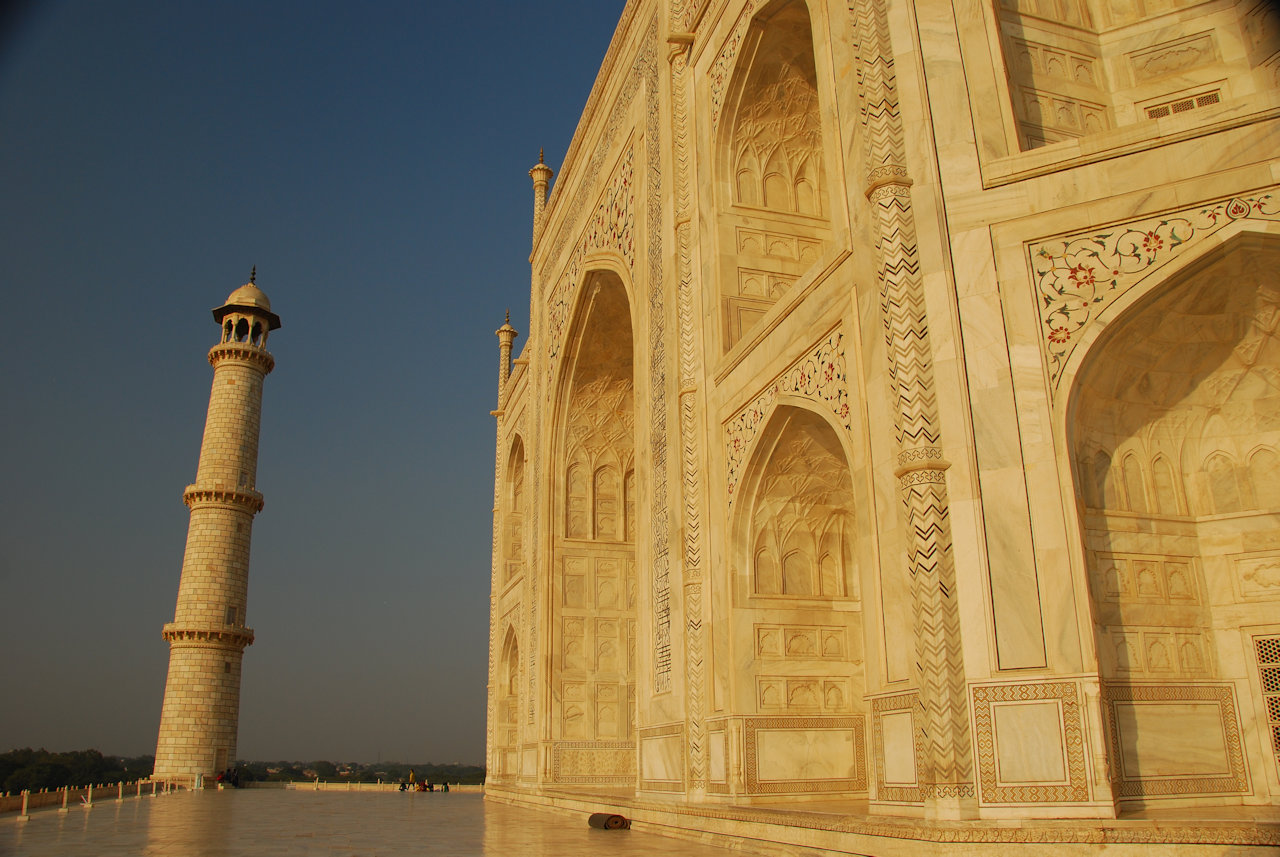 Agra 26.11.2014: On the raised platform of the Taj Mahal.