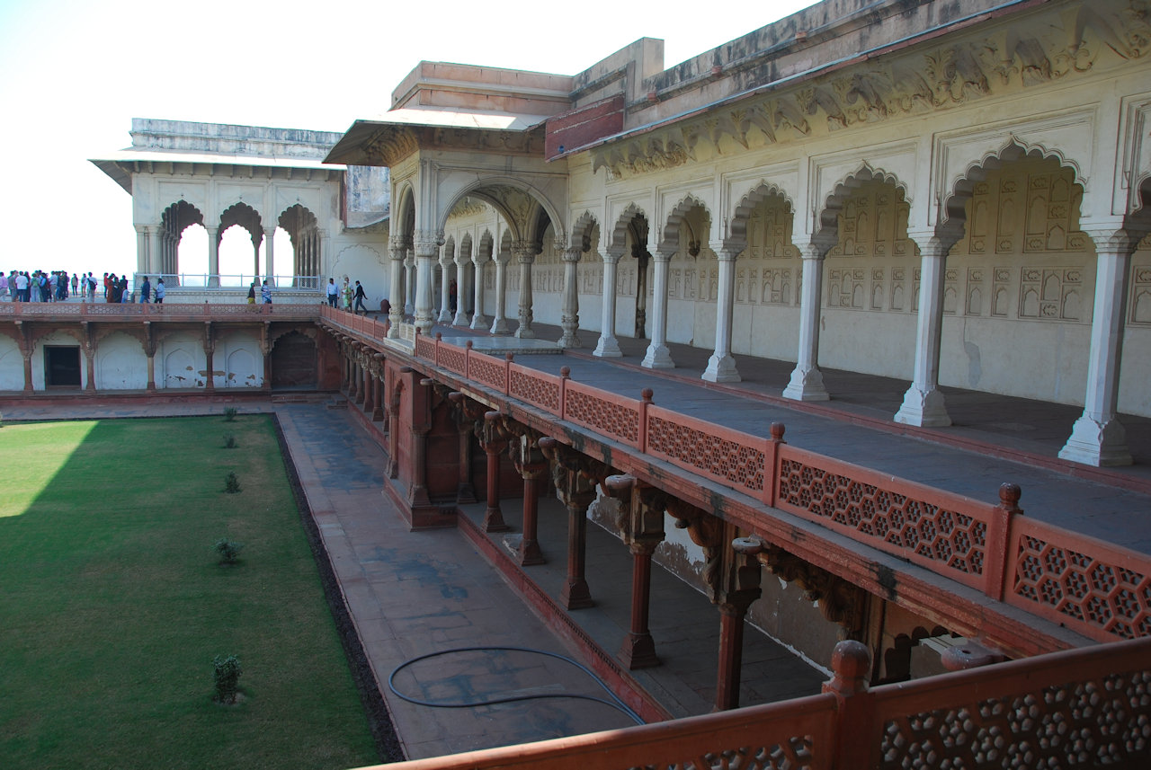 Agra 26.11.2014: Courtyard and buildings next to Diwan-i-Khas.