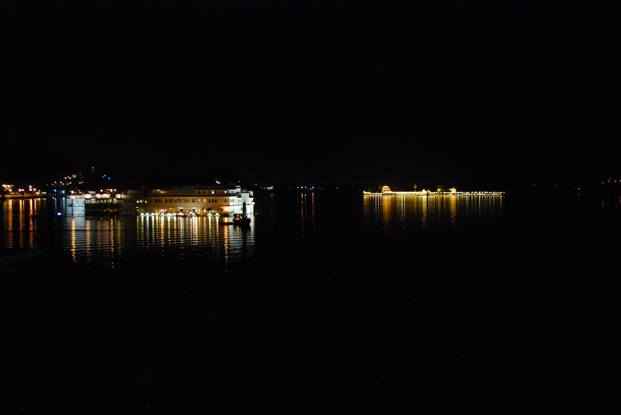 Udaipur 20.11.2014: Lake Pichola at night, Jagniwas Island (left) and Jag Mandir (right).