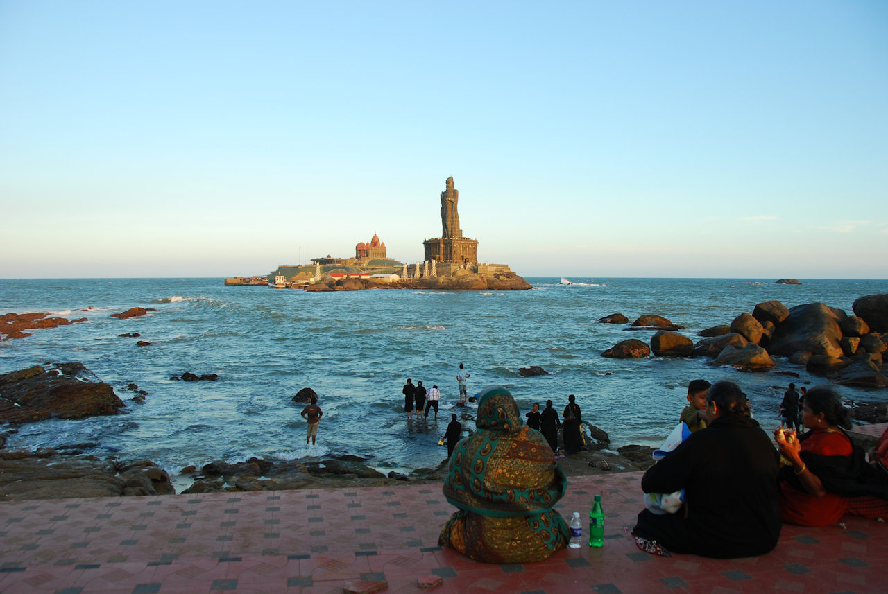 Kanyakumari 09.01.2012: Thiruvalluvar Memorial (front) & Vivekananda Memorial (back)