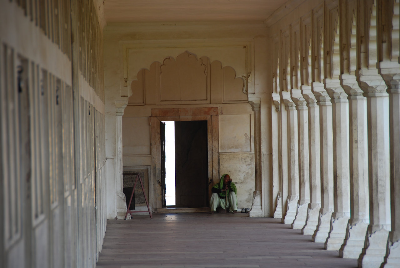 Agra 26.11.2014: Courtyard and buildings next to Diwan-i-Khas.