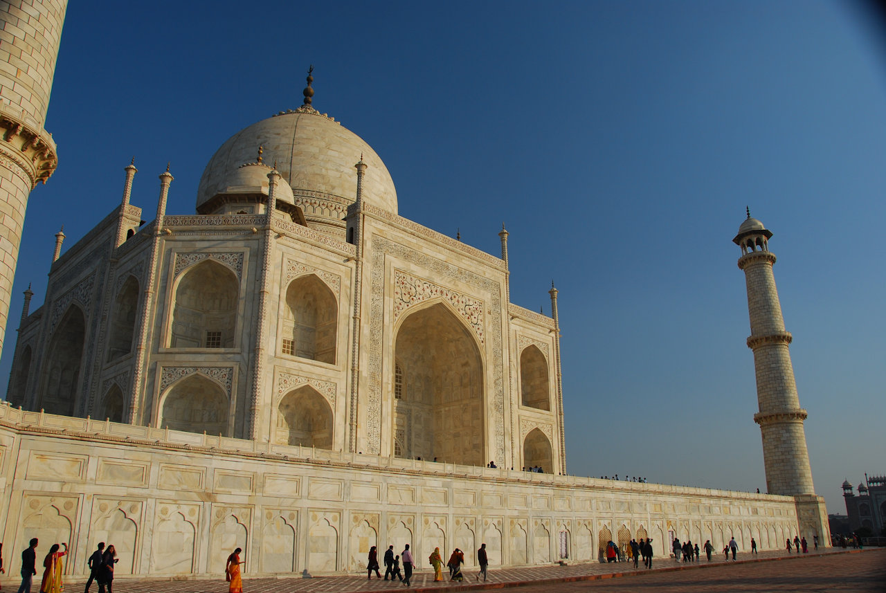 Agra 26.11.2014: The cenotaphs in the main chamber are fake. The tombs are located in a sealed vault in the basement.
