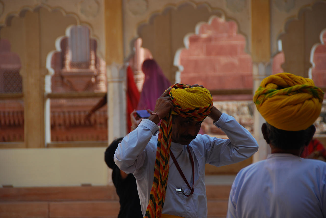 Jodhpur 13.11.2014: Mehrangarh Fort, how to put on a turban expert style.